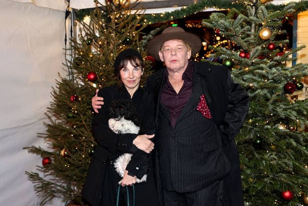 Meret Becker und ihr Bruder Ben Becker (und Hund Taxi) bei der Roncalli Weihnachtscircus Premiere im Tempodrom am 19.12.2025 in Berlin Roncalli Weihnachtscircus Premiere in Berlin