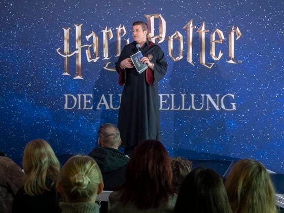 Paul Zaller (President und CEO von Imagine Exhibitions, Inc) während der Ausstellungseröffnung Harry Potter: Die Ausstellung im Erlwein Forum in Dresden. Es ist die bisher umfangreichste Zusammenstellung von Harry Potter -Filmrequisiten und Kostümen. Harry Potter - The Exhibition ist noch bis zum 3.Mai 2026 zu erleben.