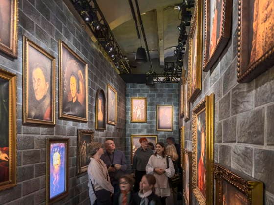 Ausstellungseröffnung Harry Potter: Die Ausstellung im Erlwein Forum in Dresden. Es ist die bisher umfangreichste Zusammenstellung von Harry Potter -Filmrequisiten und Kostümen. Harry Potter - The Exhibition ist noch bis zum 3.Mai 2026 zu erleben.