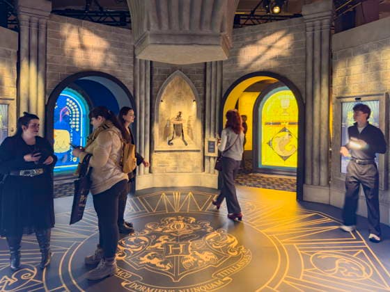 Ausstellungseröffnung Harry Potter: Die Ausstellung im Erlwein Forum in Dresden. Es ist die bisher umfangreichste Zusammenstellung von Harry Potter -Filmrequisiten und Kostümen. Harry Potter - The Exhibition ist noch bis zum 3.Mai 2026 zu erleben.