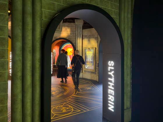 Ausstellungseröffnung Harry Potter: Die Ausstellung im Erlwein Forum in Dresden. Es ist die bisher umfangreichste Zusammenstellung von Harry Potter -Filmrequisiten und Kostümen. Harry Potter - The Exhibition ist noch bis zum 3.Mai 2026 zu erleben.