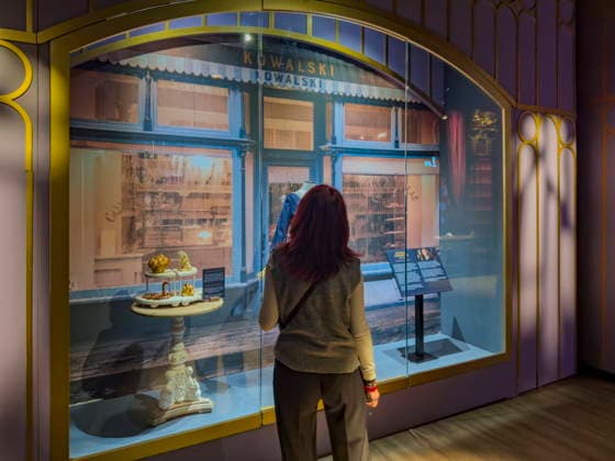 Ausstellungseröffnung Harry Potter: Die Ausstellung im Erlwein Forum in Dresden. Es ist die bisher umfangreichste Zusammenstellung von Harry Potter -Filmrequisiten und Kostümen. Harry Potter - The Exhibition ist noch bis zum 3.Mai 2026 zu erleben.