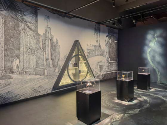 Ausstellungseröffnung Harry Potter: Die Ausstellung im Erlwein Forum in Dresden. Es ist die bisher umfangreichste Zusammenstellung von Harry Potter -Filmrequisiten und Kostümen. Harry Potter - The Exhibition ist noch bis zum 3.Mai 2026 zu erleben.