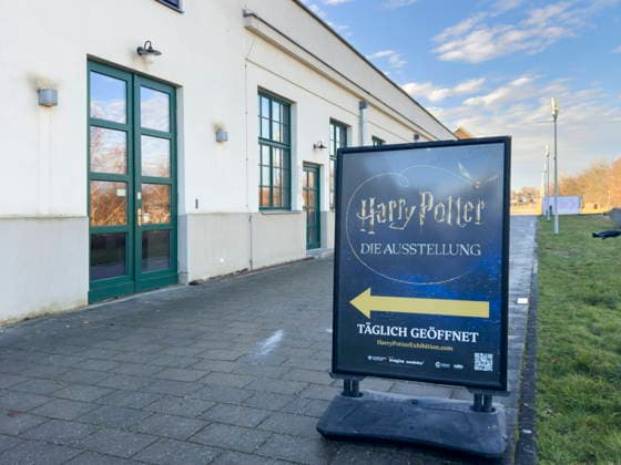 Ausstellungseröffnung Harry Potter: Die Ausstellung im Erlwein Forum in Dresden. Es ist die bisher umfangreichste Zusammenstellung von Harry Potter -Filmrequisiten und Kostümen. Harry Potter - The Exhibition ist noch bis zum 3.Mai 2026 zu erleben.