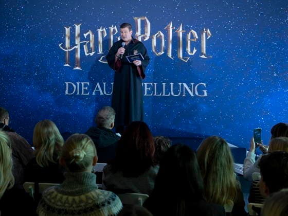 Paul Zaller (President und CEO von Imagine Exhibitions, Inc) während der Ausstellungseröffnung Harry Potter: Die Ausstellung im Erlwein Forum in Dresden. Es ist die bisher umfangreichste Zusammenstellung von Harry Potter -Filmrequisiten und Kostümen. Harry Potter - The Exhibition ist noch bis zum 3.Mai 2026 zu erleben. *** Paul Zaller President and CEO of Imagine Exhibitions, Inc during the exhibition opening Harry Potter The Exhibition at the Erlwein Forum in Dresden It is the most comprehensive collection of Harry Potter movie props and costumes to date Harry Potter The Exhibition can be experienced until May 3, 2026
