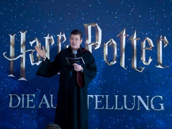Paul Zaller (President und CEO von Imagine Exhibitions, Inc) während der Ausstellungseröffnung Harry Potter: Die Ausstellung im Erlwein Forum in Dresden. Es ist die bisher umfangreichste Zusammenstellung von Harry Potter -Filmrequisiten und Kostümen. Harry Potter - The Exhibition ist noch bis zum 3.Mai 2026 zu erleben.