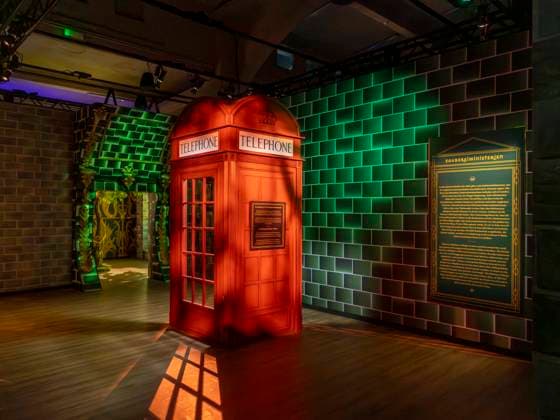 Ausstellungseröffnung Harry Potter: Die Ausstellung im Erlwein Forum in Dresden. Es ist die bisher umfangreichste Zusammenstellung von Harry Potter -Filmrequisiten und Kostümen. Harry Potter - The Exhibition ist noch bis zum 3.Mai 2026 zu erleben.