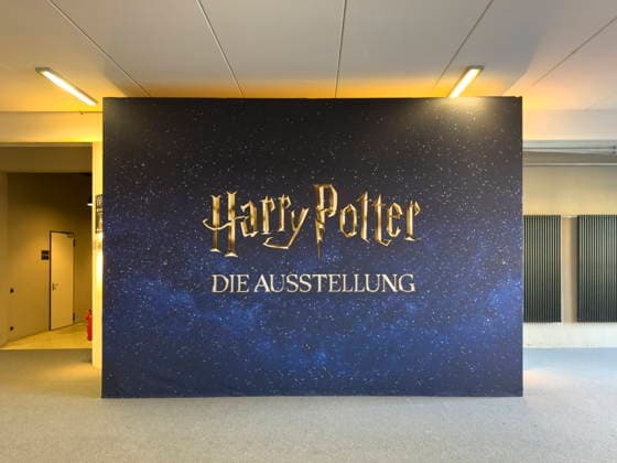 Ausstellungseröffnung Harry Potter: Die Ausstellung im Erlwein Forum in Dresden. Es ist die bisher umfangreichste Zusammenstellung von Harry Potter -Filmrequisiten und Kostümen. Harry Potter - The Exhibition ist noch bis zum 3.Mai 2026 zu erleben.