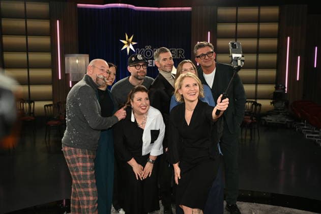 Moderator Horst Lichter, Gründerin Carina Raddatz, Sänger Mark Forster, Schauspielerin Meltem Kaptan, Moderator Micky Beisenherz, Psychotherapeutin Franca Cerutti, Schauspieler Hans Sigl und Moderatorin Susan Link zu Gast in der WDR Talkshow Kölner Treff und machen ein Selfie