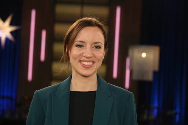 Obstkäppchen -Gründerin Carina Raddatz, Obstkäppchen ist ein gemeinnütziger Verein, dessen Mitglieder von Altersarmut betroffene Menschen darin unterstützen, sich gesund und ausgewogen zu ernähren. so packen sie jeden Monat Tüten mit frischem Obst, Gemüse und kleinen Extras für Seniorinnen und Senioren, deren Rente kaum für das Nötigste reicht., zu Gast in der WDR Talkshow Kölner Treff