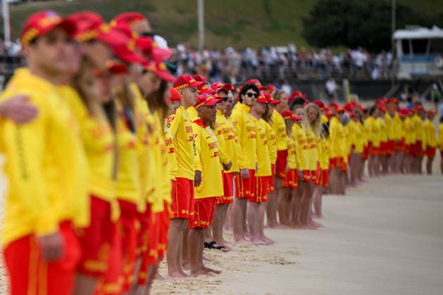 BONDI BEACH SHOOTING, Lifesavers line the shoreline to observe 3 minutes of silence to pay their respects to the victims of the Bondi terrorist attack at Bondi Beach in Sydney, Saturday, December 20, 2025. Outwatching as Australia is in mourning after gunmen killed 15 people in an attack targeting the Jewish community. ( NO ARCHIVING Sydney New South Wales Australia  Copyright: xBiancaxDexMarchix 20251220175485616003