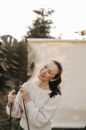Dunkelhaarige Frau mit Palmenblättern vor Studiohintergrund in freier Natur Dark-haired woman with palm leaves in front of studio background in the wild Copyright: imageBROKER MichaelaxBegsteiger ibxbeg15894657.jpg ,model released, Symbolfoto ,property released