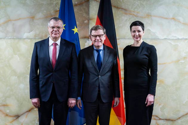 Johann Wadephul (CDU), Bundesaussenminister (M), begruesst Wiktar Babaryka (L) und Maria Kalasnikova (R) im Auswaertigen Amt in Berlin, 19.12.2025. Fotografiert im Auftrag des Auswaertigen Amtes. Berlin Deutschland Copyright: xAmreixSchulz AAx