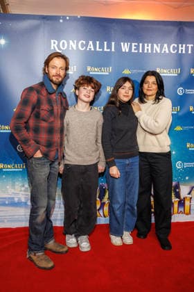 Premiere - 21. Roncalli Weihnachtscircus - Andreas Pietschmann, Johan, Helena und Jasmin Tabatabai bei der Premiere des 21. Roncalli Weihnachtscircus im Tempodrom am 19.12.2025 in Berlin. Copyright: xEventpressxKochanx