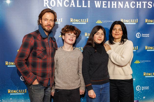 Premiere - 21. Roncalli Weihnachtscircus - Andreas Pietschmann, Johan, Helena und Jasmin Tabatabai bei der Premiere des 21. Roncalli Weihnachtscircus im Tempodrom am 19.12.2025 in Berlin. Copyright: xEventpressxKochanx