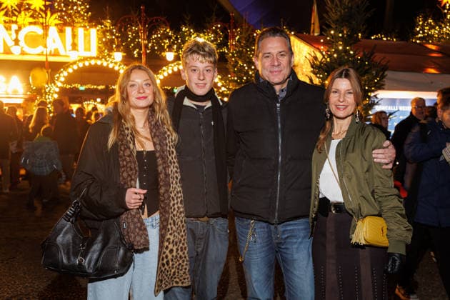 Premiere - 21. Roncalli Weihnachtscircus - Manisha Vollmer, John Vollmer, Sascha Vollmer (The BossHoss) und Jenny Vollmer bei der Premiere des 21. Roncalli Weihnachtscircus im Tempodrom am 19.12.2025 in Berlin. Copyright: xEventpressxKochanx