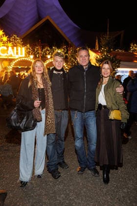 Premiere - 21. Roncalli Weihnachtscircus - Manisha Vollmer, John Vollmer, Sascha Vollmer (The BossHoss) und Jenny Vollmer bei der Premiere des 21. Roncalli Weihnachtscircus im Tempodrom am 19.12.2025 in Berlin. Copyright: xEventpressxKochanx