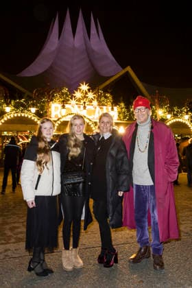 Roncalli Weihnachtscircus, Show und Promis im Tempodrom, Berlin, 19.12.2025 Reiner Schöne mit Ehefrau Anja Schöne und den Kindern Charlotte-Sophie und Olivia bei der Premiere des 21. Original Roncalli Weihnachtscircus im Berliner Tempodrom am 19.12.2025. Berlin Tempodrom Copyright: xBenxKriemannx