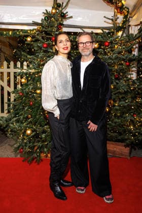 Premiere - 21. Roncalli Weihnachtscircus - Theresa Kronthaler und Matthias Matschke bei der Premiere des 21. Roncalli Weihnachtscircus im Tempodrom am 19.12.2025 in Berlin. Copyright: xEventpressxKochanx