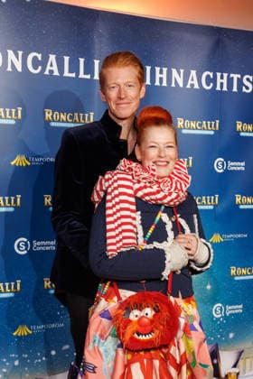 Premiere - 21. Roncalli Weihnachtscircus - Tobias Staerbo und Enie van de Meiklokjes bei der Premiere des 21. Roncalli Weihnachtscircus im Tempodrom am 19.12.2025 in Berlin. Copyright: xEventpressxKochanx