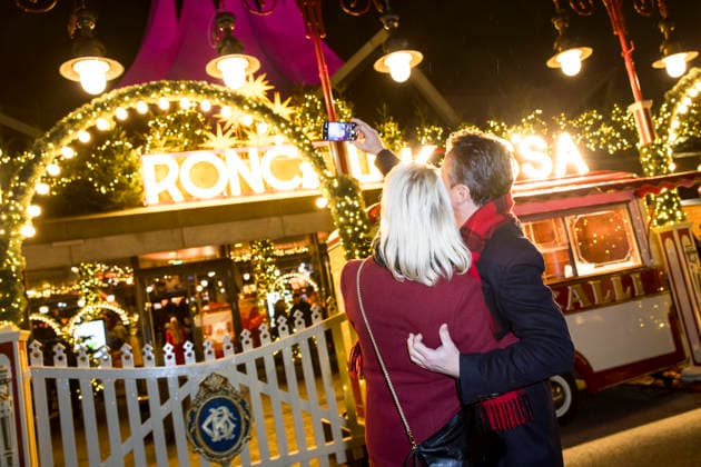 Roncalli Weihnachtscircus, Show und Promis im Tempodrom, Berlin, 19.12.2025 Franziska Hippe und Roman Knizka machen Selfies bei der Premiere des 21. Original Roncalli Weihnachtscircus im Berliner Tempodrom am 19.12.2025. Berlin Tempodrom Copyright: xBenxKriemannx