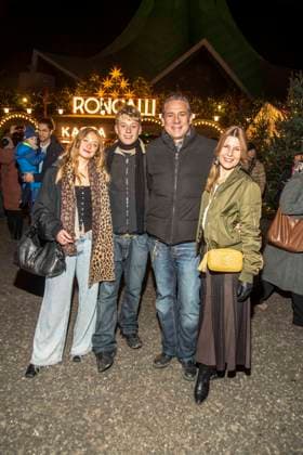 abb: Manisha, Johnny, Sascha Vollmer und Jennifer Vollmer Musiker zu gast bei der Premiere des 21. Roncalli Weihnachtscircus im Tempodrom Berlin, am 19.12.2025 in Berllin Berlin Deutschland