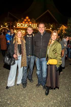 abb: Manisha, Johnny, Sascha Vollmer und Jennifer Vollmer Musiker zu gast bei der Premiere des 21. Roncalli Weihnachtscircus im Tempodrom Berlin, am 19.12.2025 in Berllin Berlin Deutschland