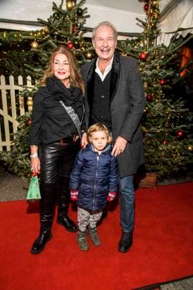 abb: Leander Haussmann Haußmann mit Schwester Iris und Enkel Fritz Schauspieler zu gast bei der Premiere des 21. Roncalli Weihnachtscircus im Tempodrom Berlin, am 19.12.2025 in Berlin Berlin Deutschland