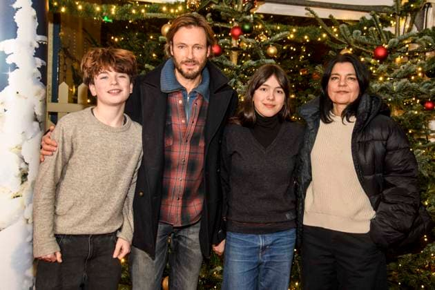 abb: Andreas Pietschmann, Johan Anton, Helena Leila ( Tochter) und Jasmin Tabatabai Familie Schauspieler zu gast bei der Premiere des 21. Roncalli Weihnachtscircus im Tempodrom Berlin, am 19.12.2025 in Berlkin Berlin Deutschland
