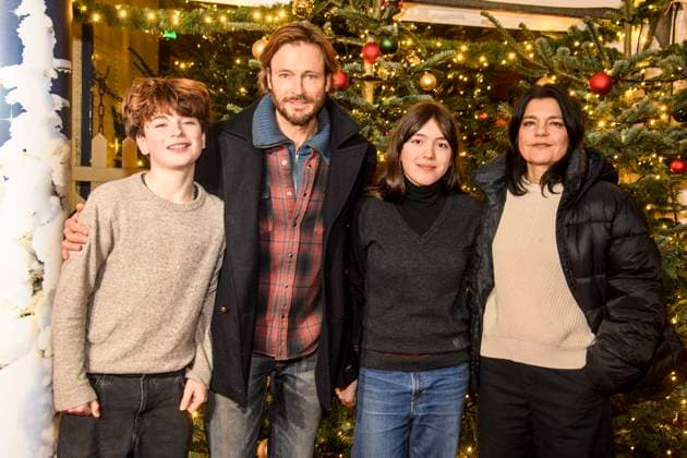 abb: Andreas Pietschmann, Johan Anton, Helena Leila ( Tochter) und Jasmin Tabatabai Familie Schauspieler zu gast bei der Premiere des 21. Roncalli Weihnachtscircus im Tempodrom Berlin, am 19.12.2025 in Berlkin Berlin Deutschland