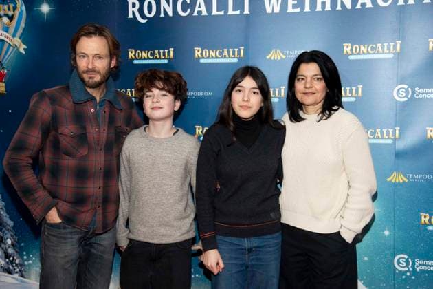 abb: Andreas Pietschmann, Johan Anton, Helena Leila ( Tochter) und Jasmin Tabatabai Familie Schauspieler zu gast bei der Premiere des 21. Roncalli Weihnachtscircus im Tempodrom Berlin, am 19.12.2025 in Berlkin Berlin Deutschland