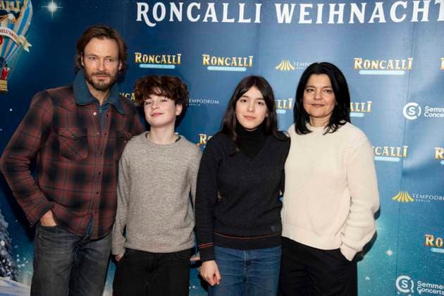 abb: Andreas Pietschmann, Johan Anton, Helena Leila ( Tochter) und Jasmin Tabatabai Familie Schauspieler zu gast bei der Premiere des 21. Roncalli Weihnachtscircus im Tempodrom Berlin, am 19.12.2025 in Berlkin Berlin Deutschland
