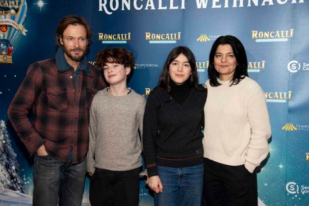 abb: Andreas Pietschmann, Johan Anton, Helena Leila ( Tochter) und Jasmin Tabatabai Familie Schauspieler zu gast bei der Premiere des 21. Roncalli Weihnachtscircus im Tempodrom Berlin, am 19.12.2025 in Berlkin Berlin Deutschland