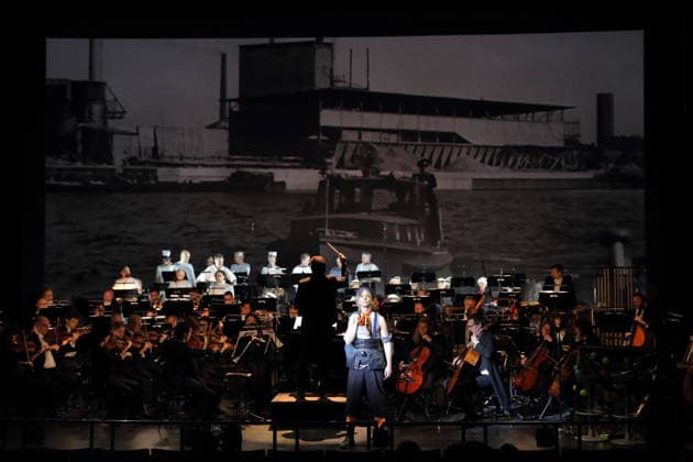 Alexander von Hugo (als Anatol Brown) während der Fotoprobe für In Frisco ist der Teufel los in der Komischen Oper im Schillertheater in Berlin, 19. Dezember 2025. Operette in vier Akten von Guido Masanetz. Musikalische Leitung Kai Tietje. Szenisches Arrangement Martin G. Berger. Kostüme Esther Bialas. Premiere ist am 21. Dezember 2025. Komische Oper Berlin In Frisco ist der Teufel los
