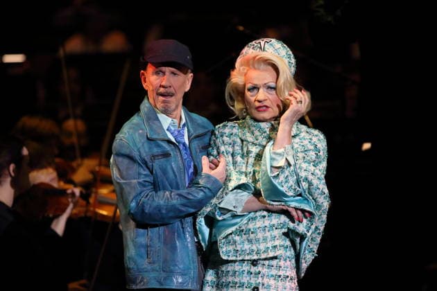 Christoph Späth (als Ben Benson) und Christoph Marti (als Xonga Miller, Dr. Spinner), v.l., während der Fotoprobe für In Frisco ist der Teufel los in der Komischen Oper im Schillertheater in Berlin, 19. Dezember 2025. Operette in vier Akten von Guido Masanetz. Musikalische Leitung Kai Tietje. Szenisches Arrangement Martin G. Berger. Kostüme Esther Bialas. Premiere ist am 21. Dezember 2025. Komische Oper Berlin In Frisco ist der Teufel los