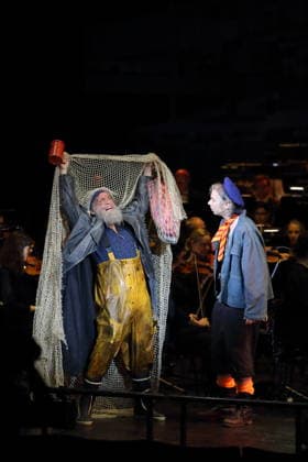 Hans Gröning (als Jonas) und Alexander von Hugo (als Anatol Brown), v.l., während der Fotoprobe für In Frisco ist der Teufel los in der Komischen Oper im Schillertheater in Berlin, 19. Dezember 2025. Operette in vier Akten von Guido Masanetz. Musikalische Leitung Kai Tietje. Szenisches Arrangement Martin G. Berger. Kostüme Esther Bialas. Premiere ist am 21. Dezember 2025. Komische Oper Berlin In Frisco ist der Teufel los