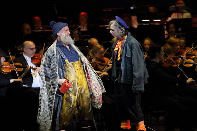 Hans Gröning (als Jonas) und Alexander von Hugo (als Anatol Brown), v.l., während der Fotoprobe für In Frisco ist der Teufel los in der Komischen Oper im Schillertheater in Berlin, 19. Dezember 2025. Operette in vier Akten von Guido Masanetz. Musikalische Leitung Kai Tietje. Szenisches Arrangement Martin G. Berger. Kostüme Esther Bialas. Premiere ist am 21. Dezember 2025. Komische Oper Berlin In Frisco ist der Teufel los