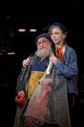 Hans Gröning (als Jonas) und Alexander von Hugo (als Anatol Brown), v.l., während der Fotoprobe für In Frisco ist der Teufel los in der Komischen Oper im Schillertheater in Berlin, 19. Dezember 2025. Operette in vier Akten von Guido Masanetz. Musikalische Leitung Kai Tietje. Szenisches Arrangement Martin G. Berger. Kostüme Esther Bialas. Premiere ist am 21. Dezember 2025. Komische Oper Berlin In Frisco ist der Teufel los