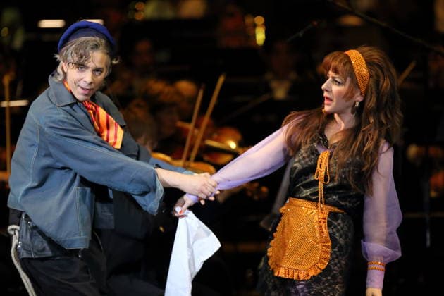 Alexander von Hugo (als Anatol Brown) und Sophia Euskirchen (als Virginia West), v.l., während der Fotoprobe für In Frisco ist der Teufel los in der Komischen Oper im Schillertheater in Berlin, 19. Dezember 2025. Operette in vier Akten von Guido Masanetz. Musikalische Leitung Kai Tietje. Szenisches Arrangement Martin G. Berger. Kostüme Esther Bialas. Premiere ist am 21. Dezember 2025. Komische Oper Berlin In Frisco ist der Teufel los