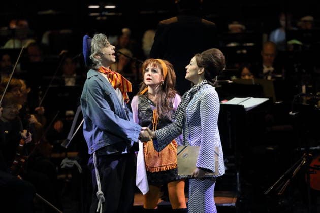 Alexander von Hugo (als Anatol Brown), Sophia Euskirchen (als Virginia West) und Alma Sade (als Chica), v.l., während der Fotoprobe für In Frisco ist der Teufel los in der Komischen Oper im Schillertheater in Berlin, 19. Dezember 2025. Operette in vier Akten von Guido Masanetz. Musikalische Leitung Kai Tietje. Szenisches Arrangement Martin G. Berger. Kostüme Esther Bialas. Premiere ist am 21. Dezember 2025. Komische Oper Berlin In Frisco ist der Teufel los
