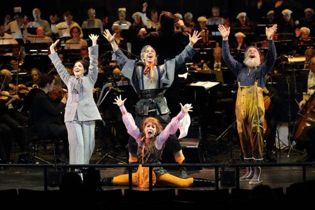Alma Sade (als Chica), Sophia Euskirchen (als Virginia West), Alexander von Hugo (als Anatol Brown) und Hans Gröning (als Jonas), v.l., während der Fotoprobe für In Frisco ist der Teufel los in der Komischen Oper im Schillertheater in Berlin, 19. Dezember 2025. Operette in vier Akten von Guido Masanetz. Musikalische Leitung Kai Tietje. Szenisches Arrangement Martin G. Berger. Kostüme Esther Bialas. Premiere ist am 21. Dezember 2025. Komische Oper Berlin In Frisco ist der Teufel los