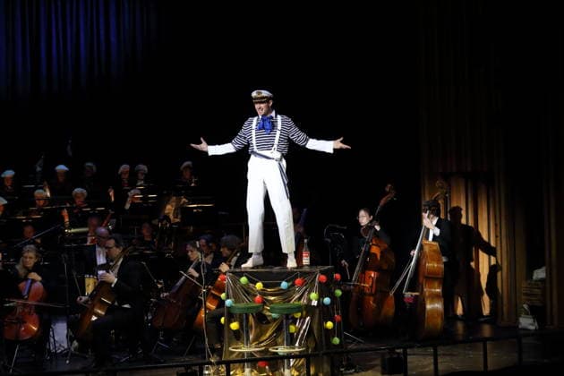 Tobias Joch (als Kay) während der Fotoprobe für In Frisco ist der Teufel los in der Komischen Oper im Schillertheater in Berlin, 19. Dezember 2025. Operette in vier Akten von Guido Masanetz. Musikalische Leitung Kai Tietje. Szenisches Arrangement Martin G. Berger. Kostüme Esther Bialas. Premiere ist am 21. Dezember 2025. Komische Oper Berlin In Frisco ist der Teufel los