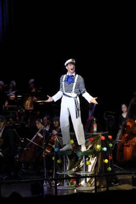 Tobias Joch (als Kay) während der Fotoprobe für In Frisco ist der Teufel los in der Komischen Oper im Schillertheater in Berlin, 19. Dezember 2025. Operette in vier Akten von Guido Masanetz. Musikalische Leitung Kai Tietje. Szenisches Arrangement Martin G. Berger. Kostüme Esther Bialas. Premiere ist am 21. Dezember 2025. Komische Oper Berlin In Frisco ist der Teufel los