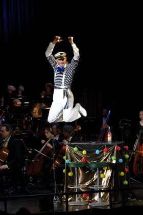 Tobias Joch (als Kay) während der Fotoprobe für In Frisco ist der Teufel los in der Komischen Oper im Schillertheater in Berlin, 19. Dezember 2025. Operette in vier Akten von Guido Masanetz. Musikalische Leitung Kai Tietje. Szenisches Arrangement Martin G. Berger. Kostüme Esther Bialas. Premiere ist am 21. Dezember 2025. Komische Oper Berlin In Frisco ist der Teufel los