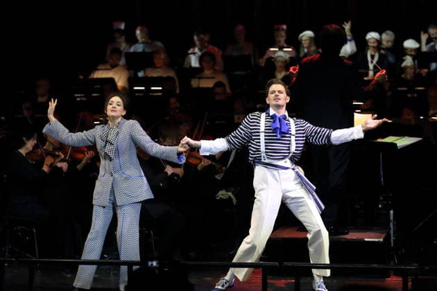 Alma Sade (als Chica) und Tobias Joch (als Kay) während der Fotoprobe für In Frisco ist der Teufel los in der Komischen Oper im Schillertheater in Berlin, 19. Dezember 2025. Operette in vier Akten von Guido Masanetz. Musikalische Leitung Kai Tietje. Szenisches Arrangement Martin G. Berger. Kostüme Esther Bialas. Premiere ist am 21. Dezember 2025. Komische Oper Berlin In Frisco ist der Teufel los