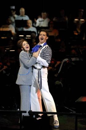 Alma Sade (als Chica) und Tobias Joch (als Kay) während der Fotoprobe für In Frisco ist der Teufel los in der Komischen Oper im Schillertheater in Berlin, 19. Dezember 2025. Operette in vier Akten von Guido Masanetz. Musikalische Leitung Kai Tietje. Szenisches Arrangement Martin G. Berger. Kostüme Esther Bialas. Premiere ist am 21. Dezember 2025. Komische Oper Berlin In Frisco ist der Teufel los