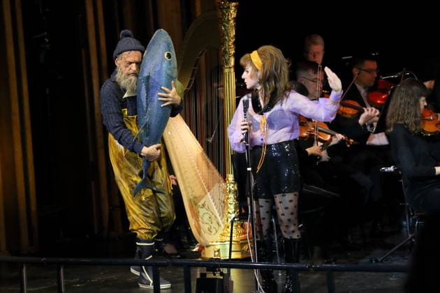 Hans Gröning (als Jonas) und Sophia Euskirchen (als Virginia West) während der Fotoprobe für In Frisco ist der Teufel los in der Komischen Oper im Schillertheater in Berlin, 19. Dezember 2025. Operette in vier Akten von Guido Masanetz. Musikalische Leitung Kai Tietje. Szenisches Arrangement Martin G. Berger. Kostüme Esther Bialas. Premiere ist am 21. Dezember 2025. Komische Oper Berlin In Frisco ist der Teufel los
