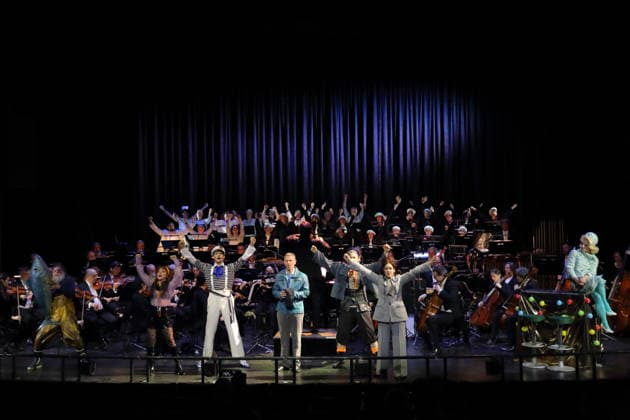 Hans Gröning (als Jonas), Sophia Euskirchen (als Virginia West), Tobias Joch (als Kay), Christoph Späth (als Ben Benson), Alexander von Hugo (als Anatol Brown), Alma Sade (als Chica) und Christoph Marti (als Xonga Miller, Dr. Spinner), v.l., während der Fotoprobe für In Frisco ist der Teufel los in der Komischen Oper im Schillertheater in Berlin, 19. Dezember 2025. Operette in vier Akten von Guido Masanetz. Musikalische Leitung Kai Tietje. Szenisches Arrangement Martin G. Berger. Kostüme Esther Bialas. Premiere ist am 21. Dezember 2025. Komische Oper Berlin In Frisco ist der Teufel los