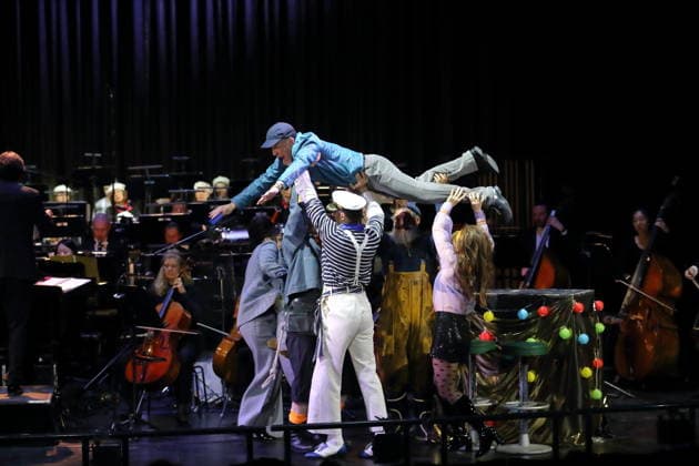 Christoph Späth (als Ben Benson) und Ensemble während der Fotoprobe für In Frisco ist der Teufel los in der Komischen Oper im Schillertheater in Berlin, 19. Dezember 2025. Operette in vier Akten von Guido Masanetz. Musikalische Leitung Kai Tietje. Szenisches Arrangement Martin G. Berger. Kostüme Esther Bialas. Premiere ist am 21. Dezember 2025. Komische Oper Berlin In Frisco ist der Teufel los