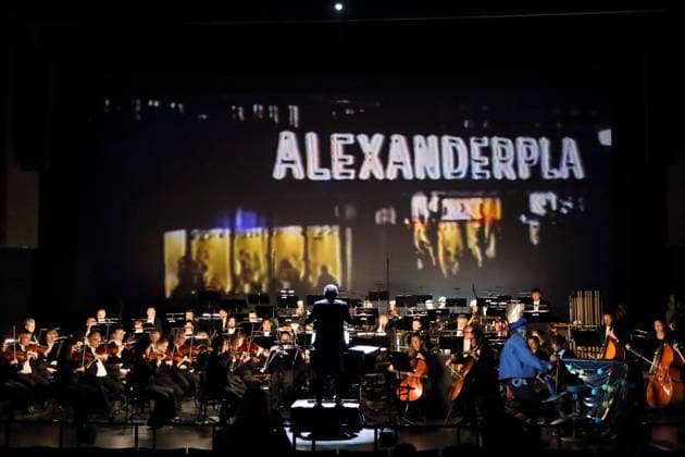 Ensemble während der Fotoprobe für In Frisco ist der Teufel los in der Komischen Oper im Schillertheater in Berlin, 19. Dezember 2025. Operette in vier Akten von Guido Masanetz. Musikalische Leitung Kai Tietje. Szenisches Arrangement Martin G. Berger. Kostüme Esther Bialas. Premiere ist am 21. Dezember 2025. Komische Oper Berlin In Frisco ist der Teufel los